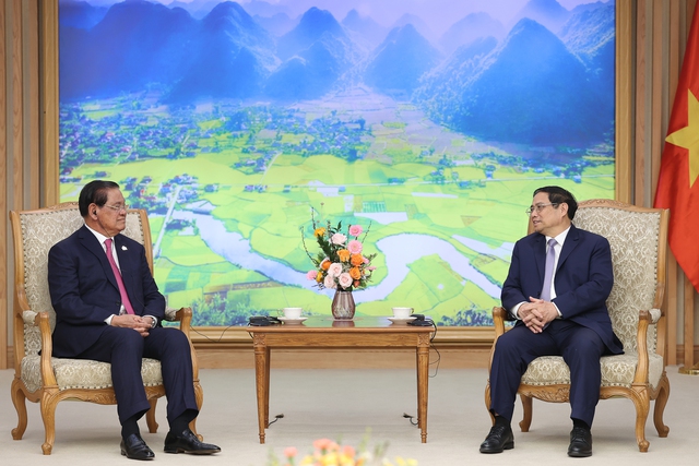 Prime Minister receives Cambodian Deputy PM, Minister of Interior - Ảnh 1.
