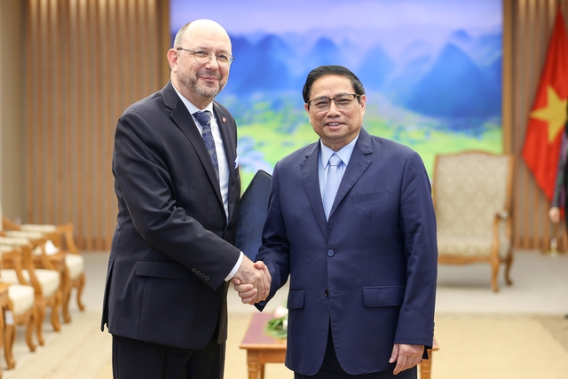 Prime Minister receives newly-appointed Swiss Ambassador - Ảnh 1.