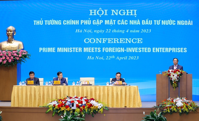 Prime Minister asks for launching measures to reduce expenses for enterprises  - Ảnh 3.
