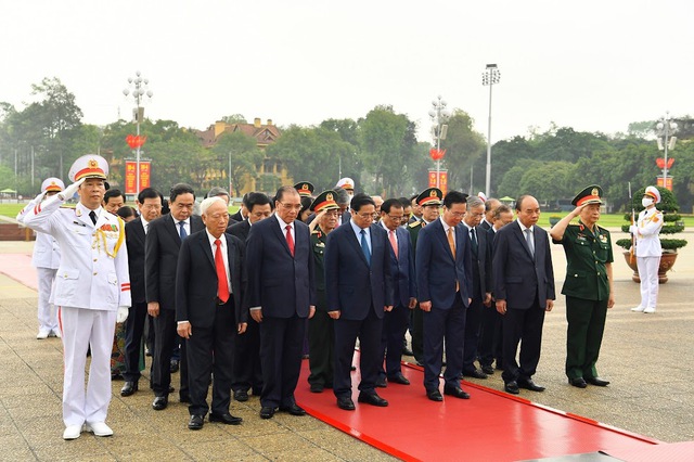 Leaders pay tribute to President Ho Chi Minh on National Reunification Day - Ảnh 1.