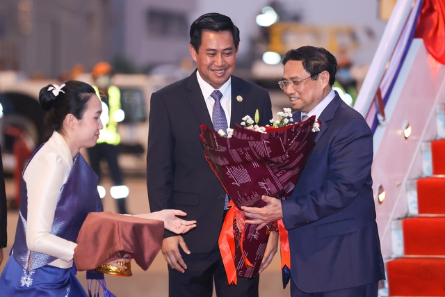 Prime Minister arrives in Laos for 4th Mekong River Commission Summit - Ảnh 2.