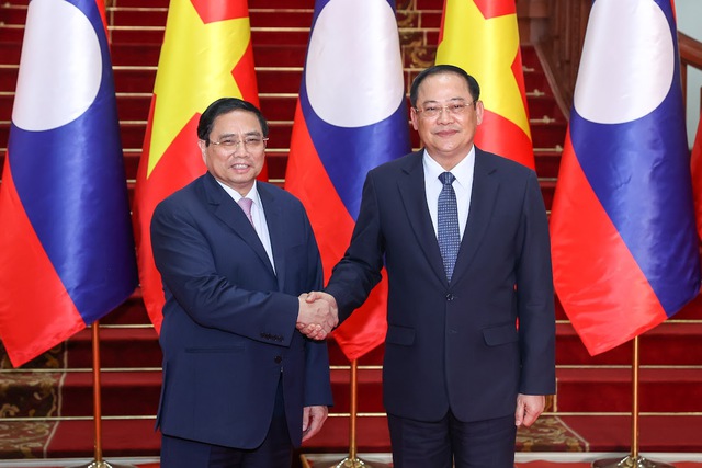 Vietnamese, Lao PMs hold working session  - Ảnh 1.