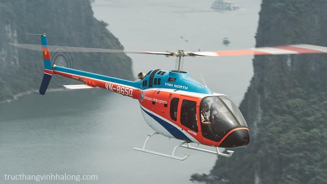 Deputy PM asks for all-out efforts to deal with helicopter crash on Ha Long Bay - Ảnh 1.