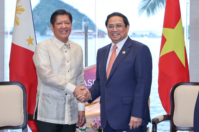 Prime Minister meets Philippine President, Malaysian PM on sidelines of 42nd ASEAN Summit - Ảnh 1.