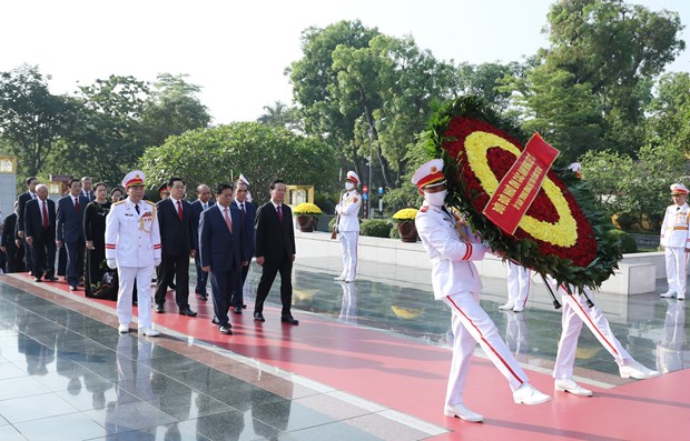Party, State leaders pay tributes to President Ho Chi Minh - Ảnh 1.