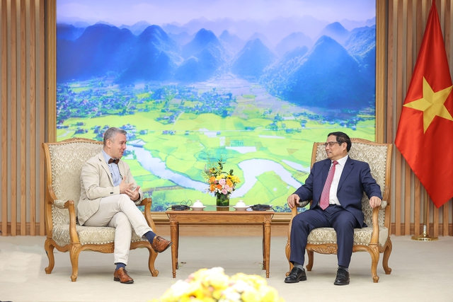 Prime Minister receives Belgian diplomat, CEO of John Cockerill Group  - Ảnh 1.