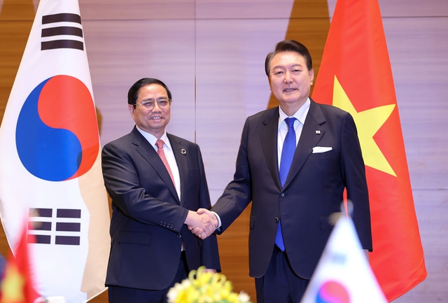 Prime Minister meets South Korea President in Japan - Ảnh 1.