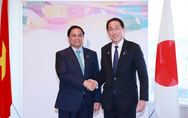 Prime Minister Pham Minh Chinh holds talks with Japanese counterpart - Ảnh 1.