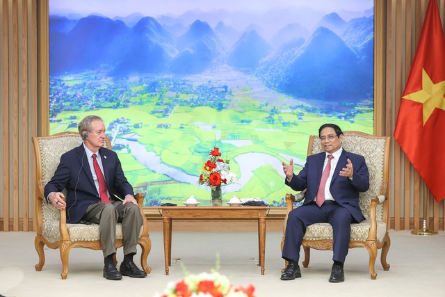 Prime Minister receives U.S. Senators, Cambodian Deputy PM  - Ảnh 1.