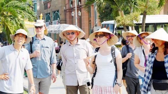 Viet Nam welcomes 4.6 million int’l guests in first five months - Ảnh 1.