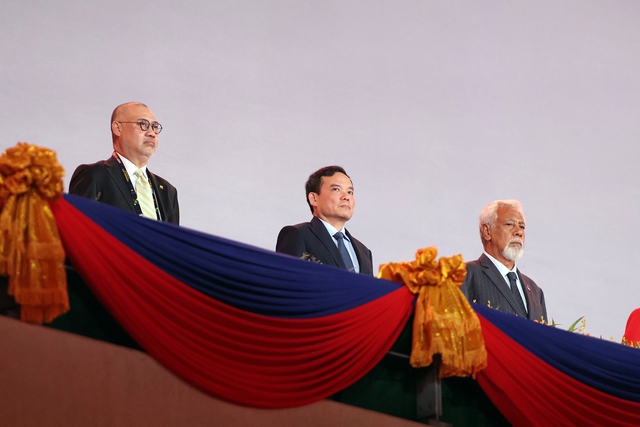 Deputy PM attends opening ceremony of SEA Games 32 in Cambodia  - Ảnh 1.