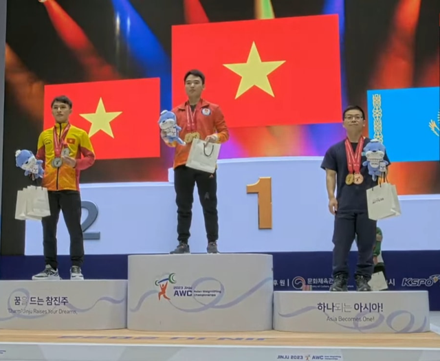 Viet Nam wins Asian weightlifting golds - Ảnh 1.