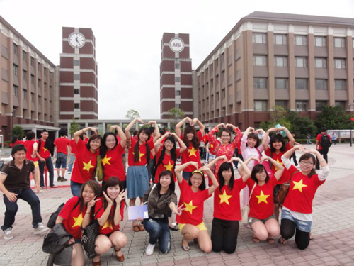 Vietnamese students make second largest group of int’l students in RoK - Ảnh 1.