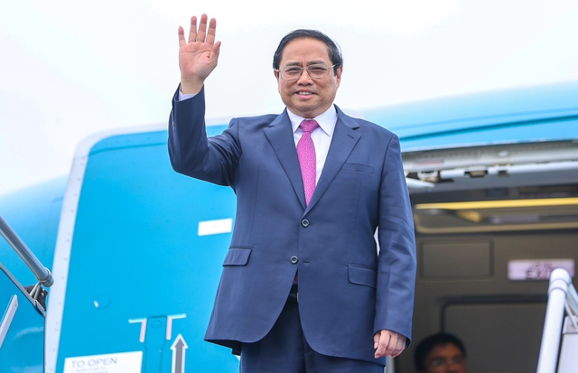Prime Minister leaves for 42nd ASEAN Summit - Ảnh 1.