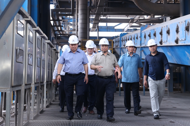 Gov’t chief inspects coal-fired power station in Quang Ninh - Ảnh 1.