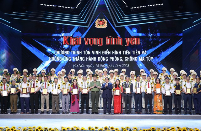 Prime Minister honors outstanding individuals in drug crime fight - Ảnh 1.