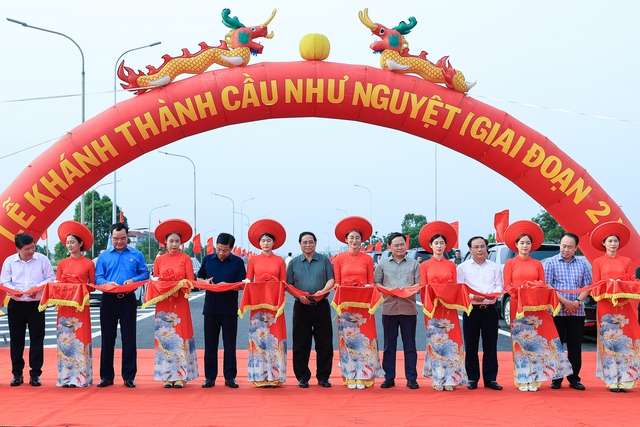 PM visits Bac Giang, attending inauguration of bridge, groundbreaking of social housing project - Ảnh 1.