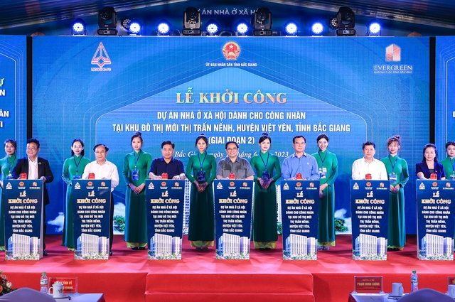 PM visits Bac Giang, attending inauguration of bridge, groundbreaking of social housing project - Ảnh 3.