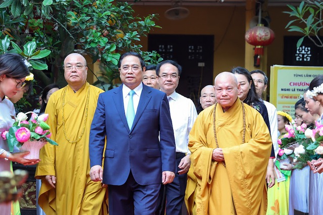 Gov’t chief visits Buddhist dignitaries on Buddha’s birthday - Ảnh 1.