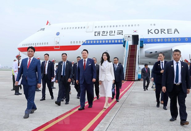 South Korean President arrives in Ha Noi, starting official visit to Viet Nam - Ảnh 1.