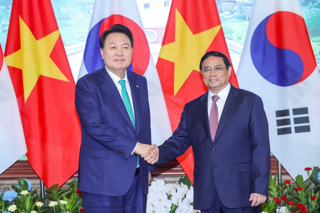 Prime Minister Pham Minh Chinh meets South Korean President - Ảnh 1.