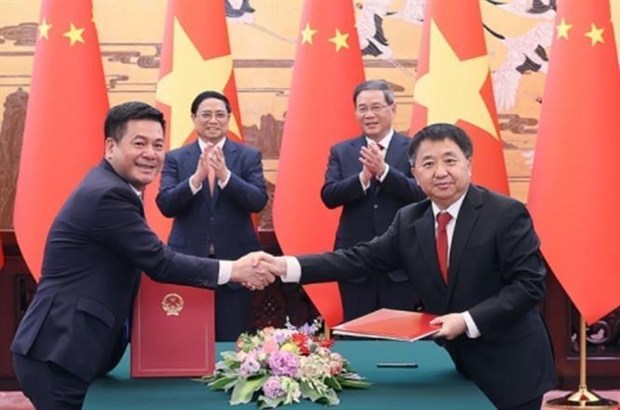 Prime Minister Pham Minh Chinh holds talks with Chinese Premier Li Qiang - Ảnh 1.