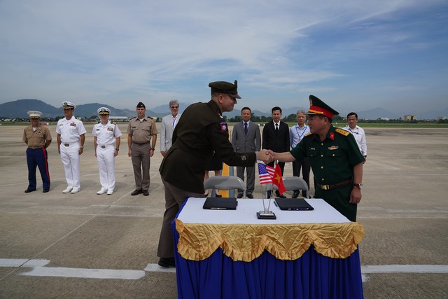 Viet Nam hands over another set of remains of U.S. servicemen - Ảnh 1.