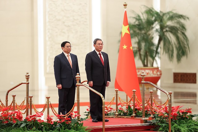 PM's visit creates essential basis for Viet Nam-China relations: FM Bui Thanh Son - Ảnh 1.