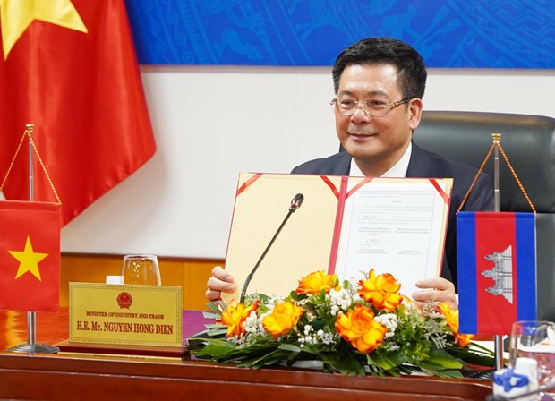 Viet Nam, Cambodia sign agreement on boosting bilateral trade during 2023-2024  - Ảnh 1.