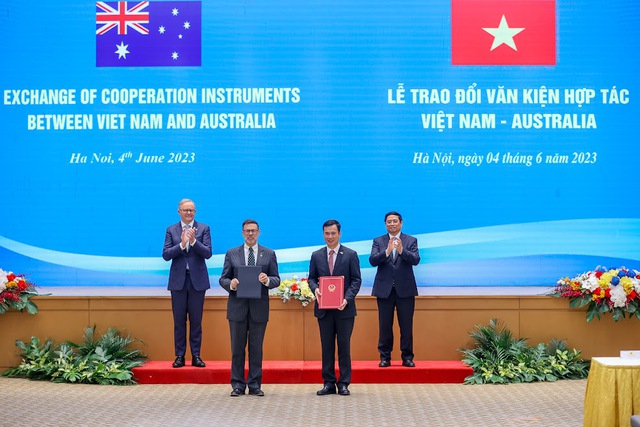 Vietnamese, Australian PMs witness exchange of cooperation instruments - Ảnh 1.