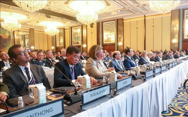 Vietnamese delegation active at 20th Shangri-La Dialogue - Ảnh 1.