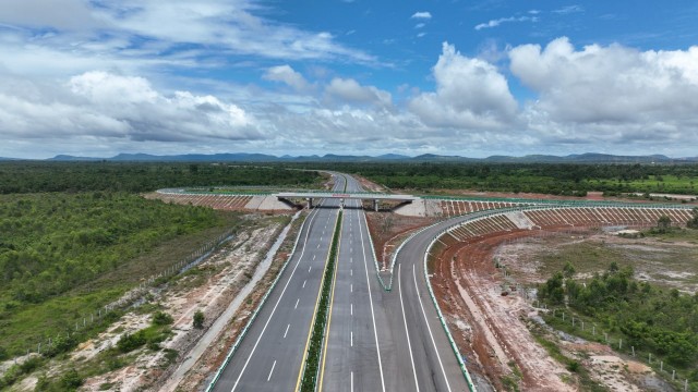 Cambodia begins construction of expressway connecting to Viet Nam - Ảnh 1.
