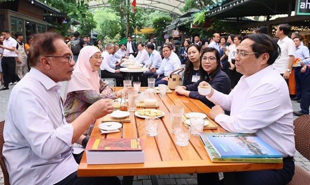 Vietnamese, Malaysian PMs visit Hanoi's book street in photos - Ảnh 6. Vietnamese, Malaysian PMs visit Hanoi's book street in photos - Ảnh 6.