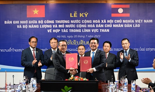 Viet Nam, Laos sign MoU on cooperation in coal sector  - Ảnh 1.