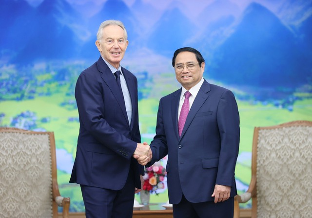 Prime Minister receives former UK PM  - Ảnh 1.