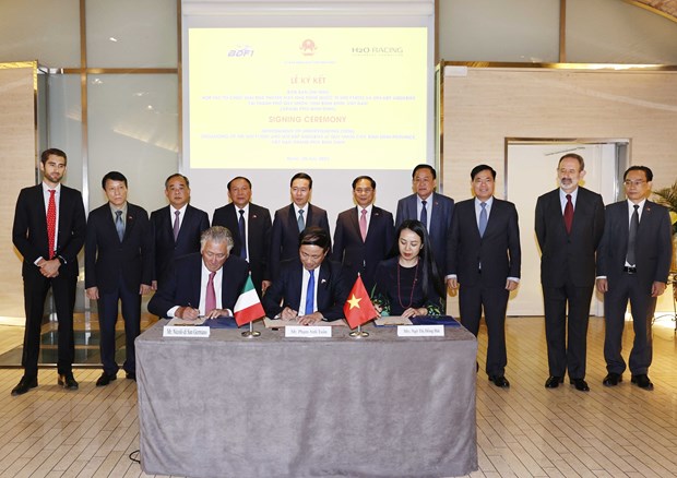 Viet Nam hosts 2024 Grand Prix of powerboat racing as deal signed in Italy - Ảnh 1.