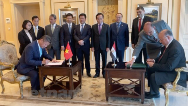 Ha Noi, Cairo sign Friendship, Cooperation Agreement - Ảnh 1. Ha Noi, Cairo sign Friendship, Cooperation Agreement - Ảnh 1.
