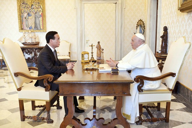 President visits the Vatican, meets Pope Francis  - Ảnh 1.