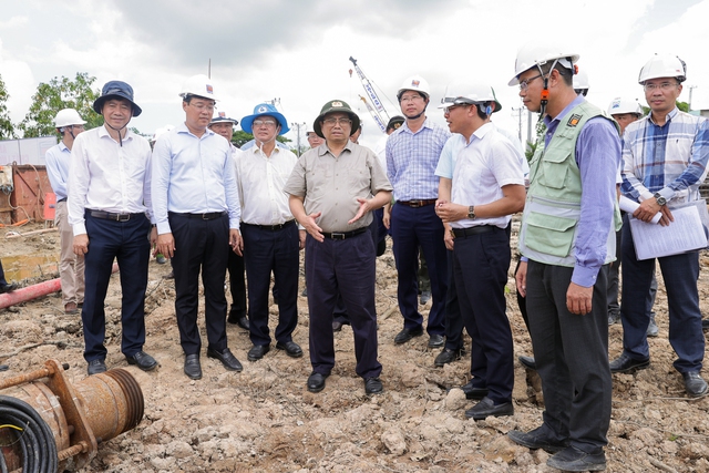 Gov’t chief inspects key road projects in Dong Thap - Ảnh 1.