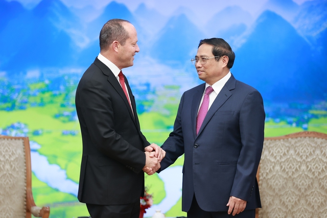 Prime Minister hosts Israeli Minister of Economy and Industry - Ảnh 1.