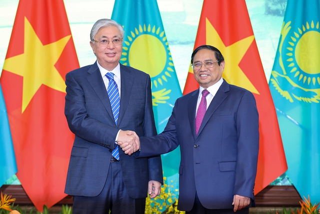 Prime Minister hosts Kazakh President - Ảnh 1.