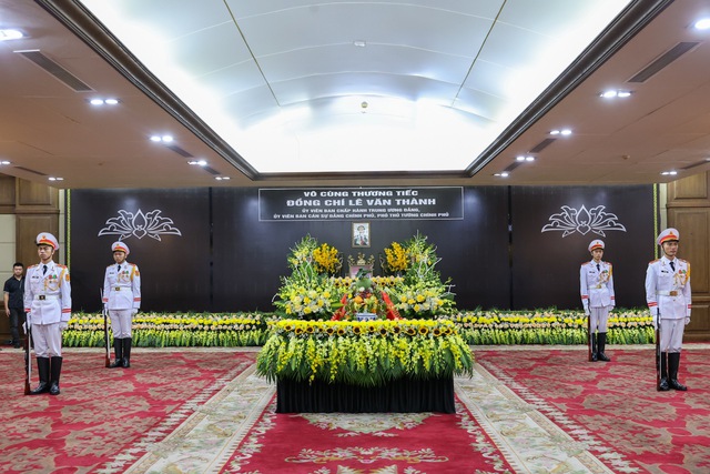 State-level funeral for Deputy Prime Minister Le Van Thanh held  - Ảnh 1.