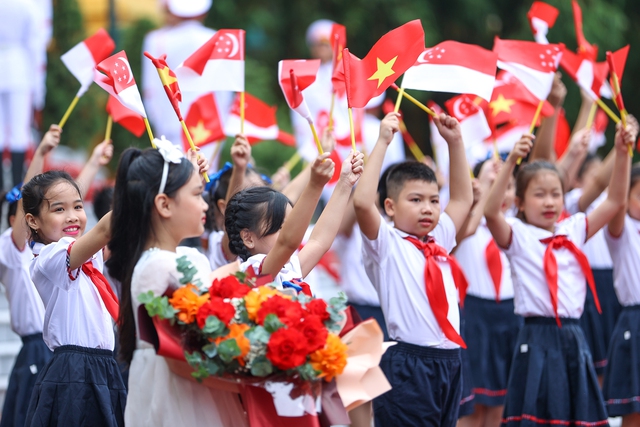 Photos: Vietnamese Prime Minister hosts official welcome ceremony for Singaporean counterpart - Ảnh 4.