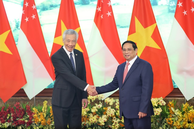 Prime Minister holds talks with Singaporean counterpart - Ảnh 1.