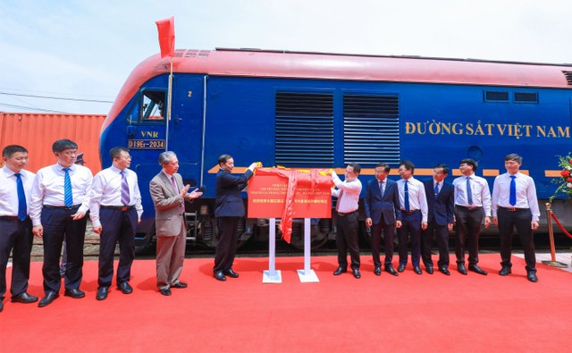 First freight train on Shijiazhuang-Yen Vien route launched  - Ảnh 1.