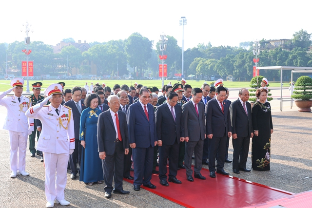 Party, State leaders pay tribute to President Ho Chi Minh on National Day - Ảnh 1.