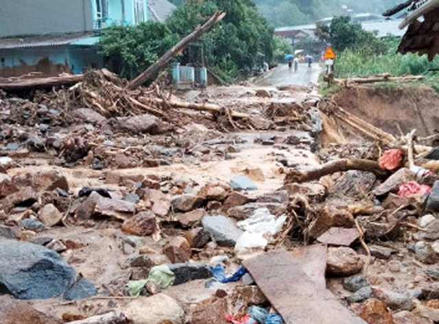 Measures taken to overcome flood consequences  - Ảnh 1.