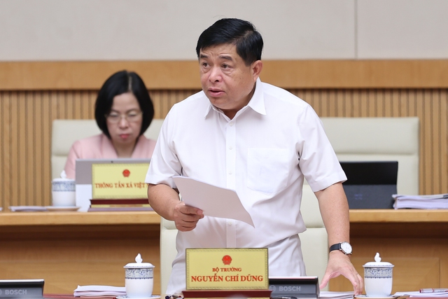 Minister: Vietnamese economy regains growth momentum - Ảnh 1.