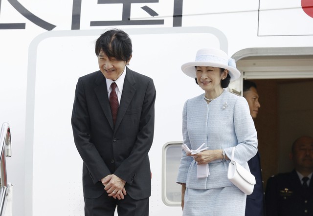 Japanese Crown Prince, Crown Princess embark on working visit to Viet Nam - Ảnh 1.