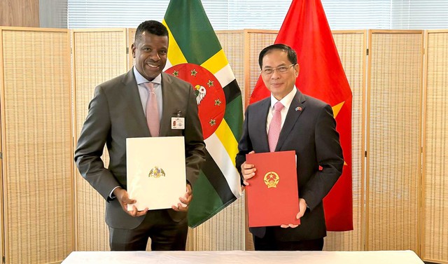 Viet Nam, Dominica sign visa exemption agreement  - Ảnh 1.